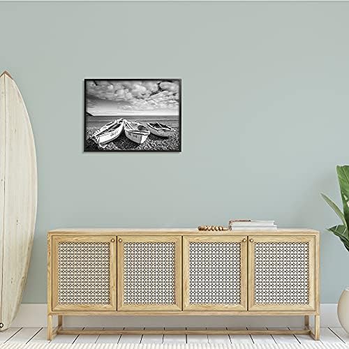 Реколта гребни лодки Stupell Industries на брега на Скалист плаж, Морска картина, Изпълнена Данитой Делимонт,