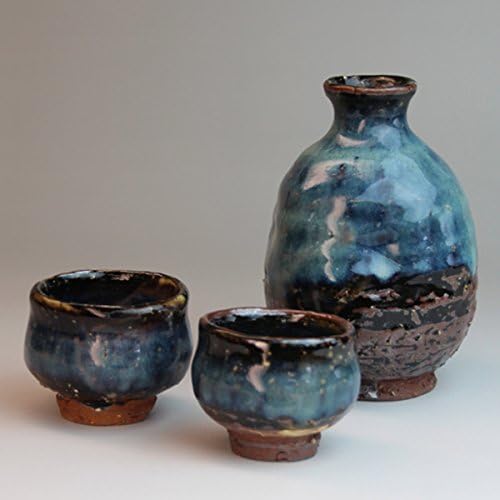 Намерените керамични съдове Хаги. Комплект от серванта за бутилки саке аохаги и 2 чаши за саке в дървена кутия.