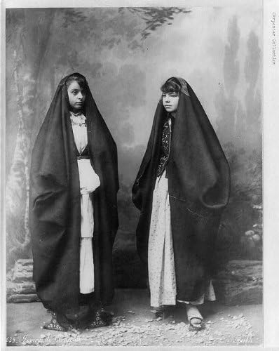 Исторически находки Снимка: Назарет, Палестина, Две Позирующие жени,1910-1925, традиционно облекло