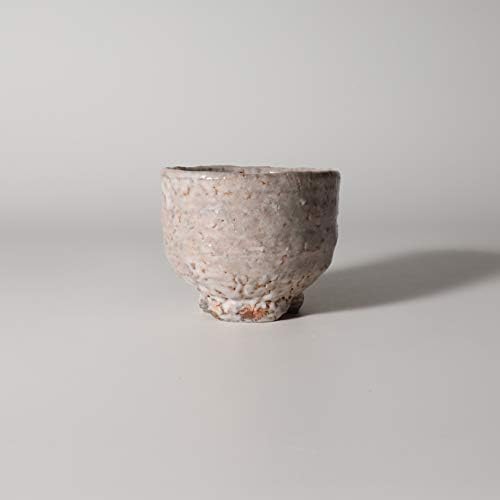 Чашка за саке Гуиноми в дървена кутия. Японска керамика Хаги яки. Кохей Танака.
