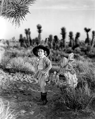 Шърли Темпъл изглежда сладък в западната шапка на фона на пустинен пейзаж на снимки с размер 8х10 инча